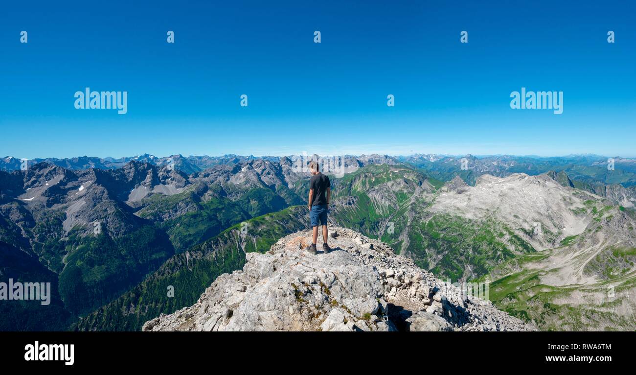 Wanderer in die Ferne schaut, Aussicht vom Gipfel des Hochvogel, Allgäu, Allgäuer Hochalpen, Bayern, Deutschland Stockfoto
