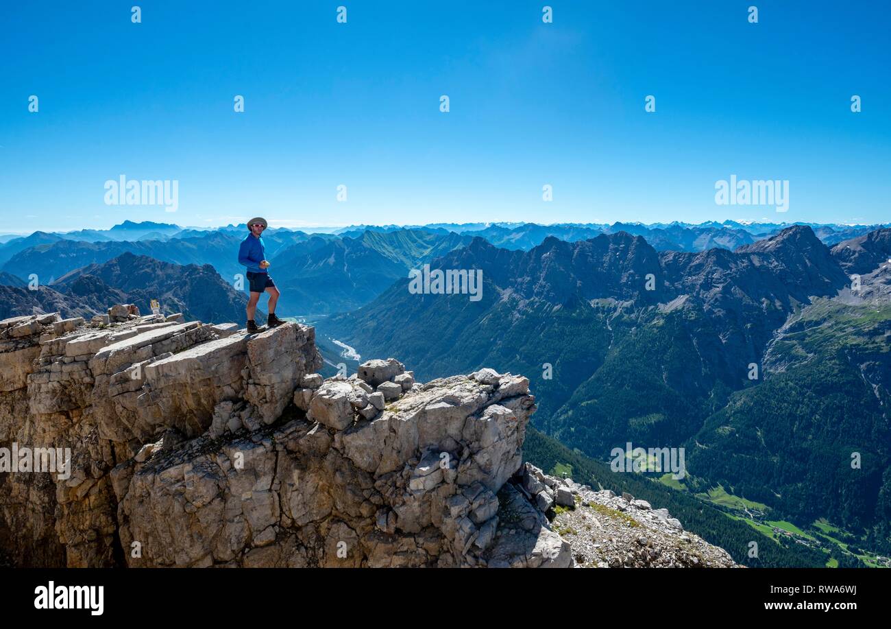 Wanderer auf dem Gipfel der Hochvogel, Blick auf die Berge, Allgäu, Allgäuer Alpen, Bayern, Deutschland Stockfoto