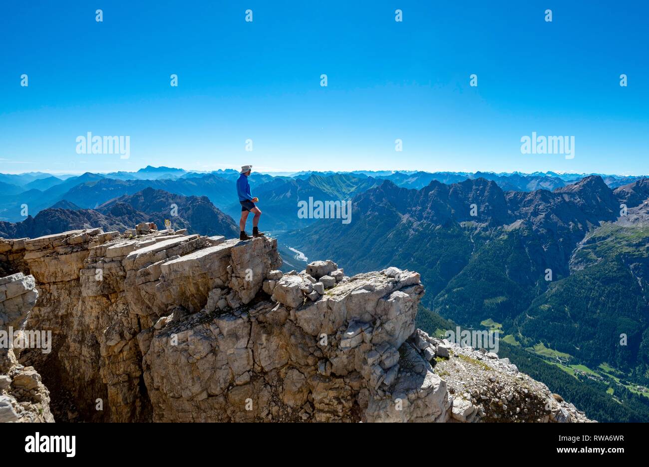 Wanderer auf dem Gipfel der Hochvogel, Blick auf die Berge, Allgäu, Allgäuer Alpen, Bayern, Deutschland Stockfoto