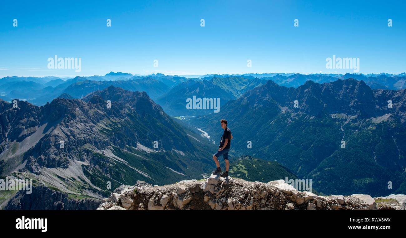 Wanderer auf dem Gipfel der Hochvogel, Blick auf die Berge, Allgäu, Allgäuer Alpen, Bayern, Deutschland Stockfoto