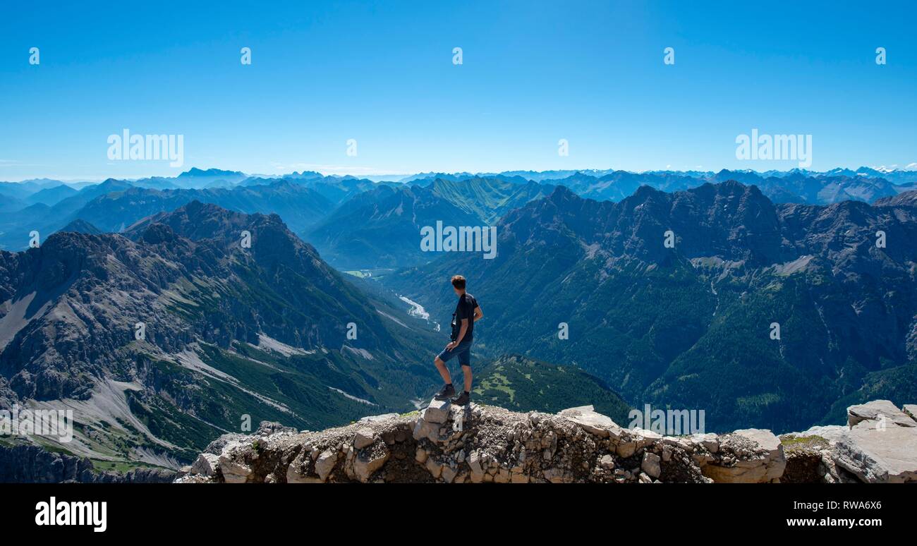 Wanderer auf dem Gipfel der Hochvogel, Blick auf die Berge, Allgäu, Allgäuer Alpen, Bayern, Deutschland Stockfoto