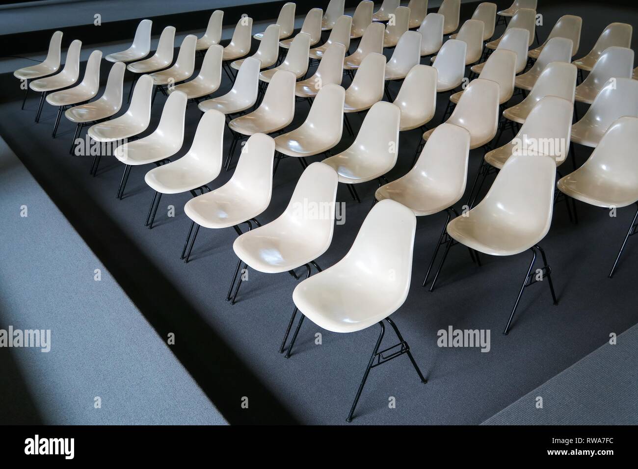 Leere Stühle in einem Hörsaal, Deutschland Stockfoto