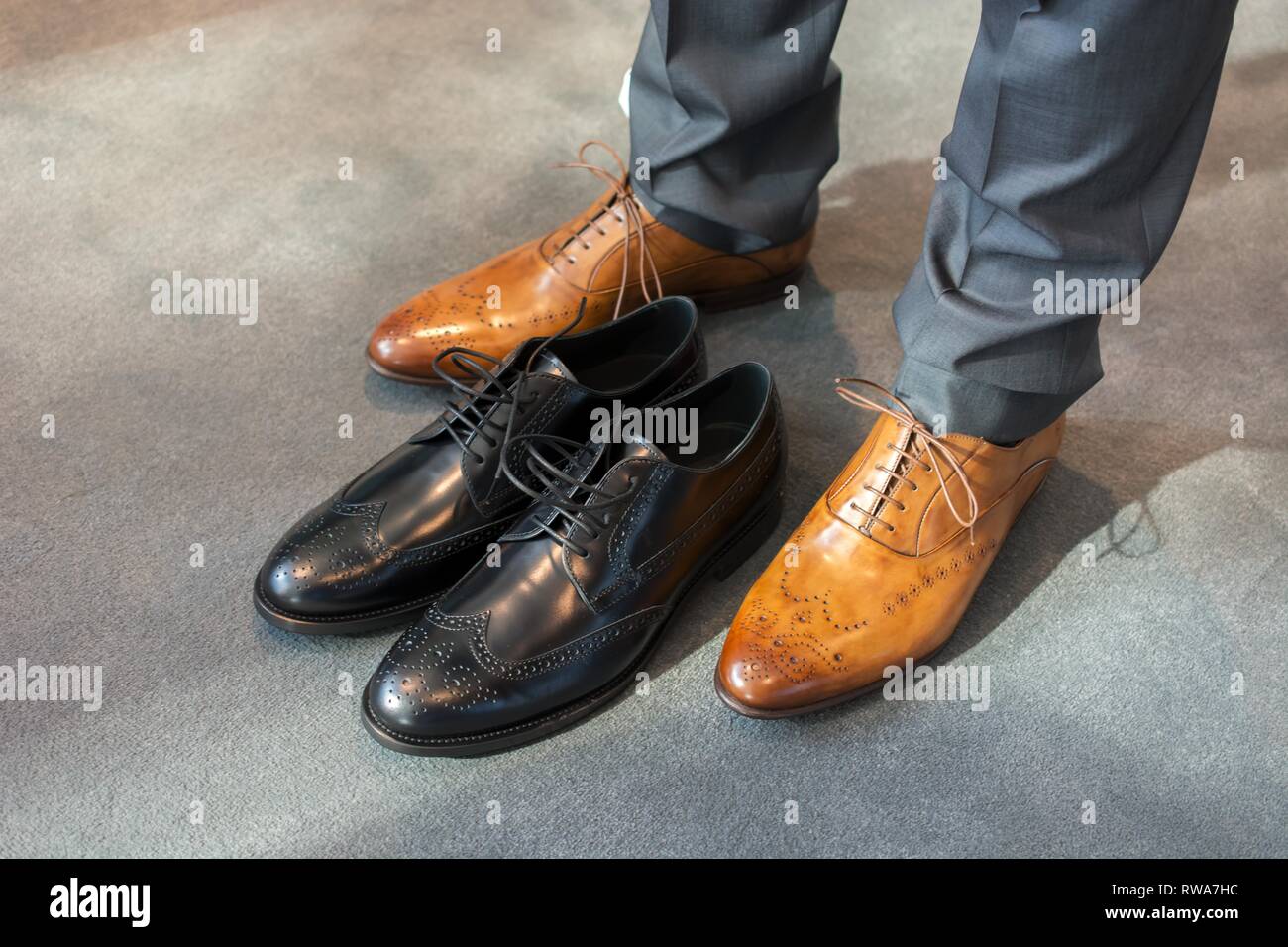 Auswahl, Baune oder schwarze Männer Schuhe, Mode consulting, Deutschland Stockfoto
