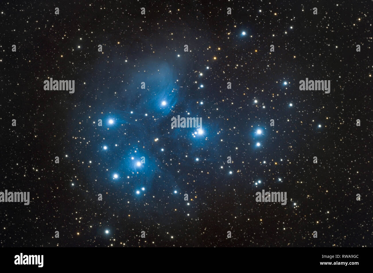 Messier 45 Nebula auch bekannt als Plejaden mit dedizierten Astrofotografie  Kamera am Teleskop Stockfotografie - Alamy