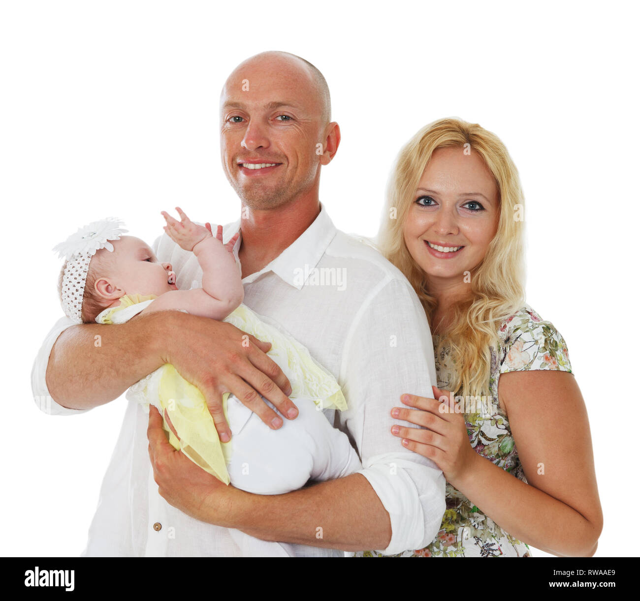 Glückliches Paar hält ein Baby. Auf weissem Hintergrund Stockfoto