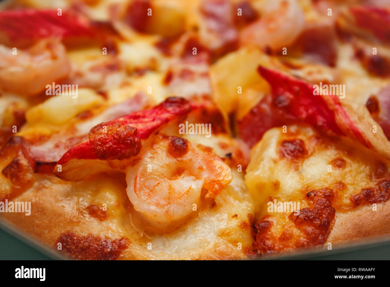 Pizza Hawaii, Mozzarella, Schinken, Wurst mit Ananas. Stockfoto