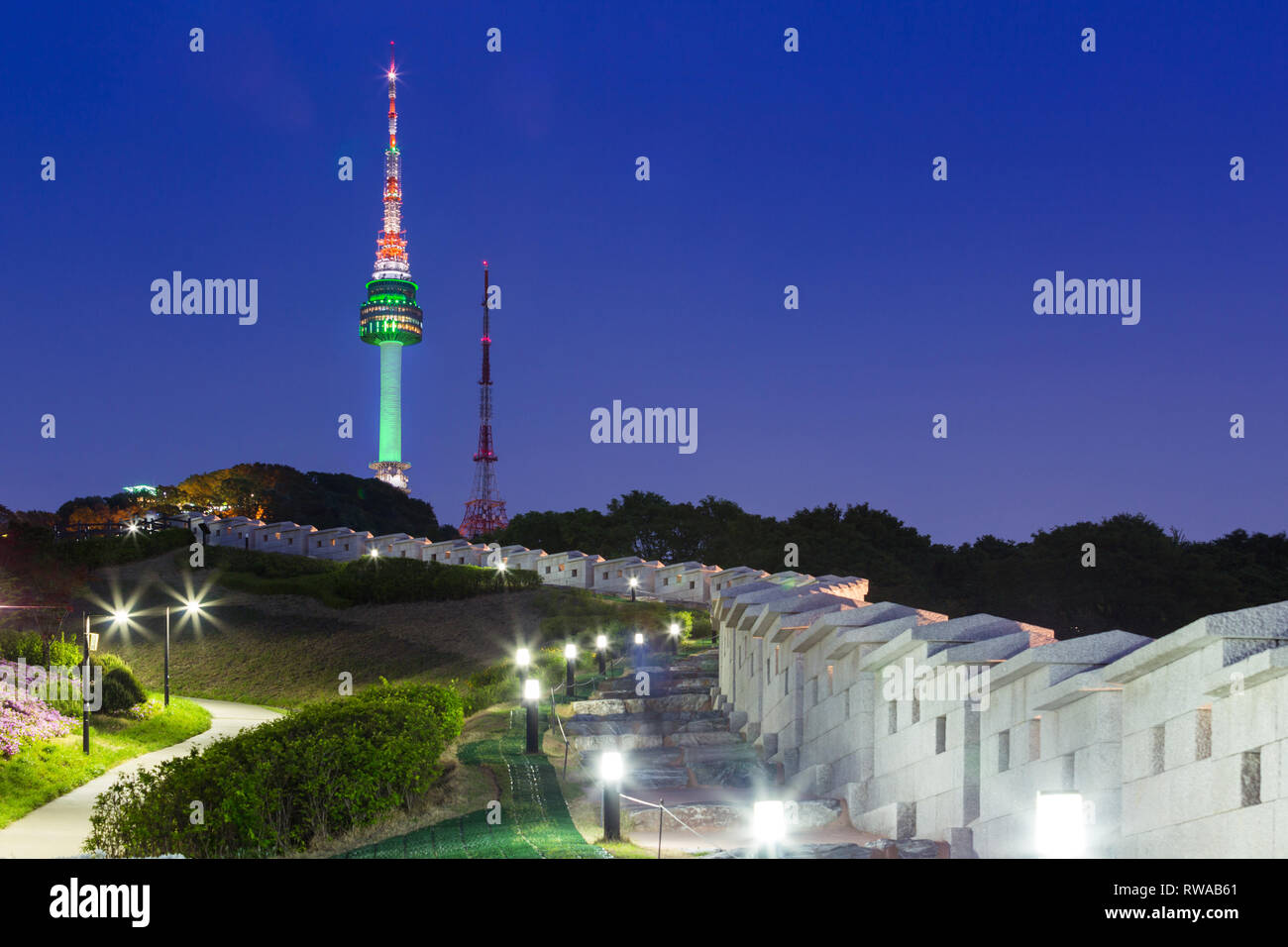 Seoul Tower bei Nacht ansehen und alte Mauer mit Licht, Südkorea. Stockfoto