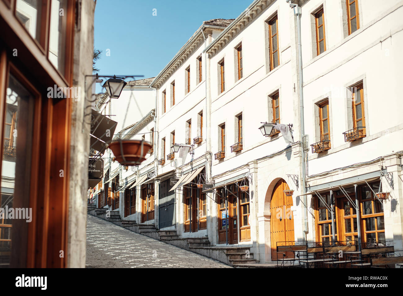 In Pogradec, Albanien - März 2019: Innenstadt von Gjirokaster, ein UNESCO-Weltkulturerbe im Süden Albaniens, der alten osmanischen Basar Stockfoto