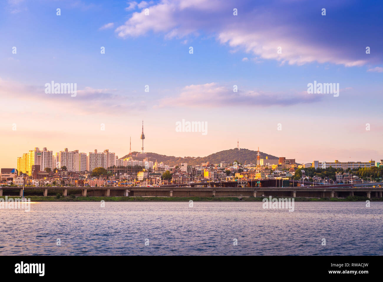 Beautifu Stadt Seoul in Tag, Fluss Han und N Seoul Tower, Südkorea. Stockfoto