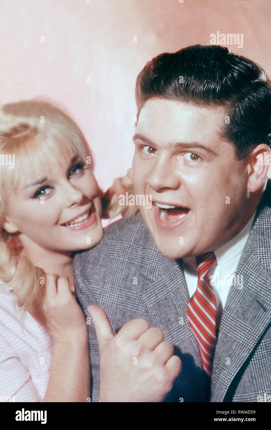 Bill (BILL RAMSEY) und Sylvia (Elke Sommer) Start zu einer Gruppe von Freunden, die ein bankrottes Cafe retten wollen. Regie: Rudolf Schündler/CAFE orientalische Deutschland 1961 Stockfoto