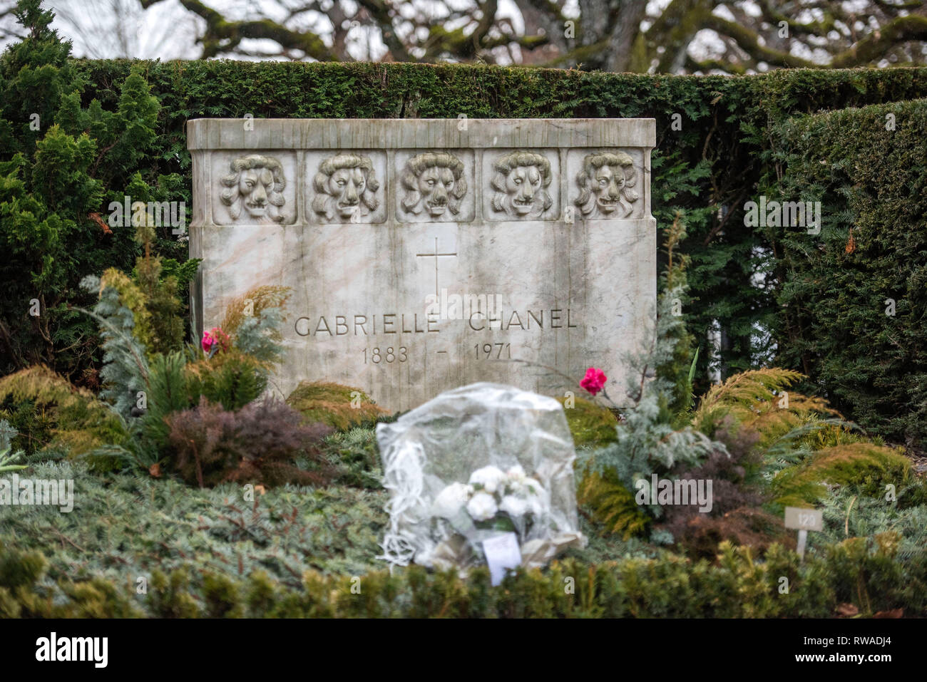 Das Grab von Gabreille "Coco" Chanel in der Cimetière du Bois-de-Vaux  Friedhof in Lausanne, Waadt, Schweiz mit fünf steinernen Löwen auf dem  Grabstein Stockfotografie - Alamy