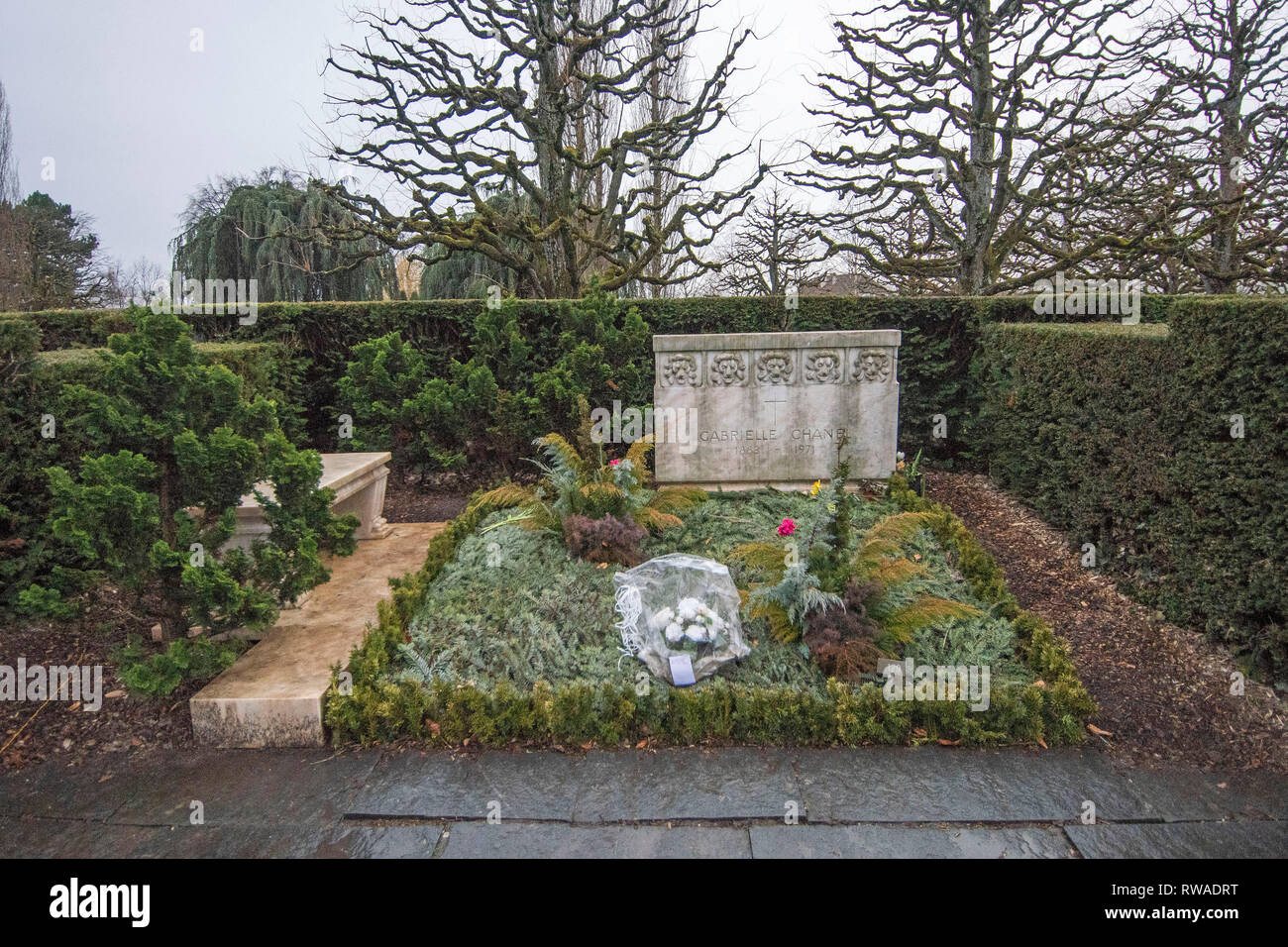 Das Grab von Gabreille "Coco" Chanel in der Cimetière du Bois-de-Vaux  Friedhof in Lausanne, Waadt, Schweiz mit fünf steinernen Löwen auf dem  Grabstein Stockfotografie - Alamy