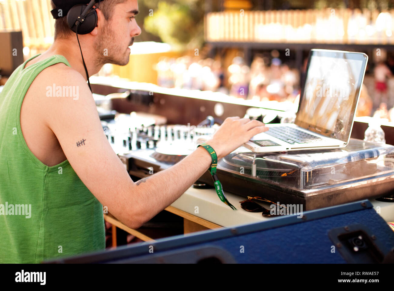 DJ Oneman spielen an der Hideout festival Pool Party am Strand Zrce, Kroatien, von Georgina Cook Stockfoto