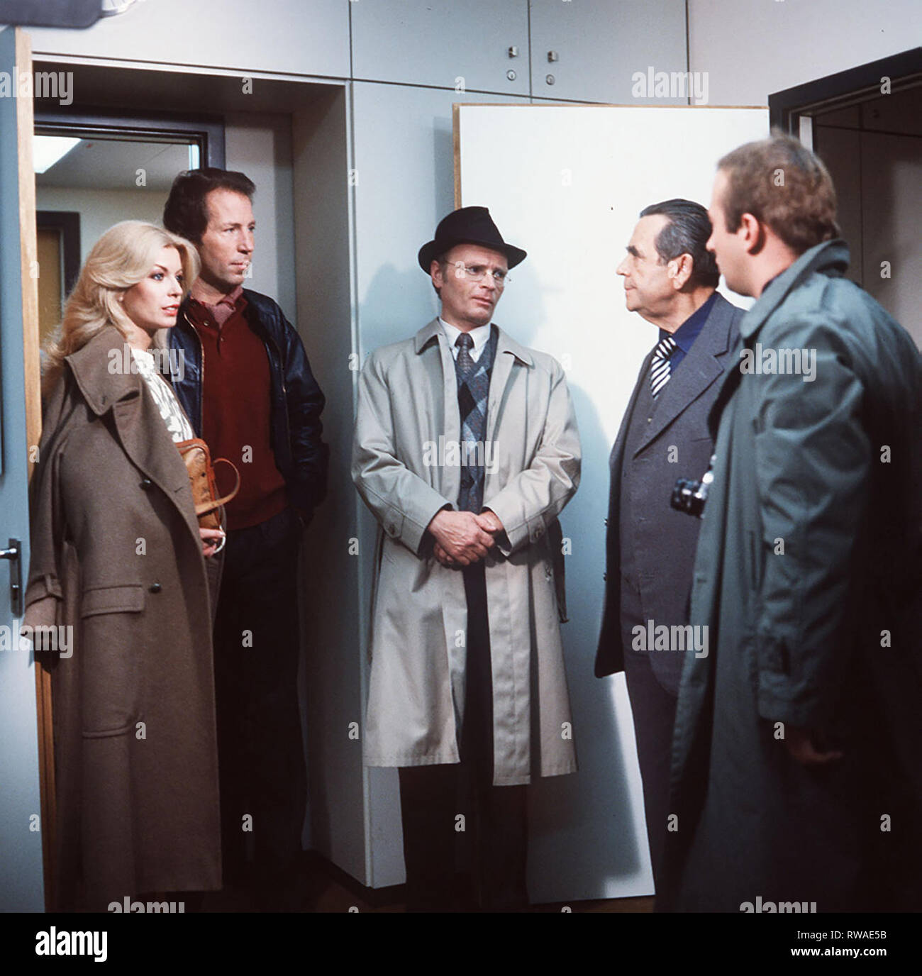 TATORT/Trimmel und Isolde/Isolde Bothüter, Tochter des berühmten Wagner-Interpreten Matuschek, wird tot in ihrer Wohnung gefunden. Mit dem eingeschalteten Plattenspieler balatonfüred "Tristan und Isolde". /Szene: Marlies Effenberger (Christiane Krüger), Klaus Bothüter (HARTMUT BECKER), Petersen (ULRICH VON BOCK), Trimmel (WALTER RICHTER), Wolfgang Müller. /, 03 DFAWDRTAT/Überschrift: TATORT/BRD 1982 Stockfoto