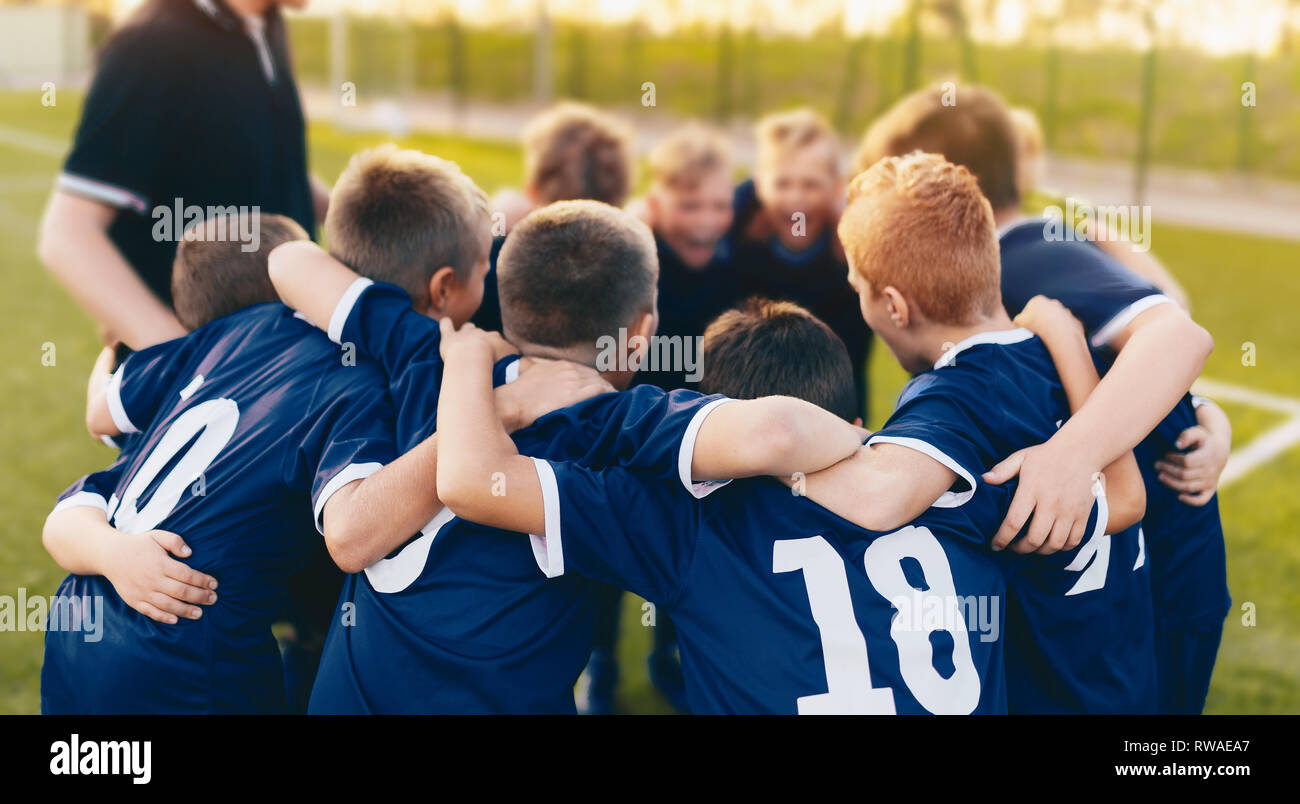 Jungen Sport Team drängeln. Kinder Fußball Team versammelt, bevor das Turnier Finale. Trainer und junge Fußball-Spieler scharen. Sport Wettbewerb Stockfoto