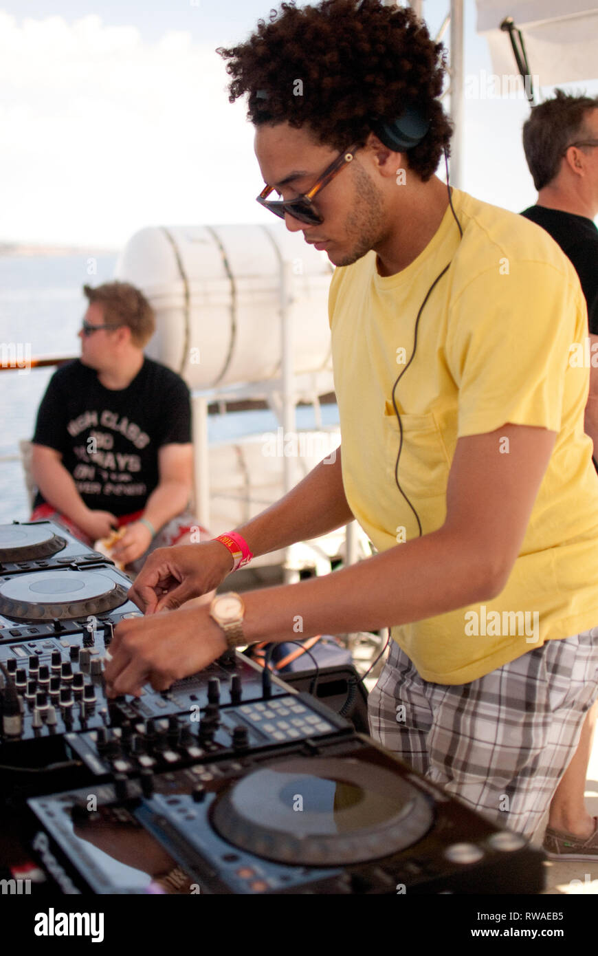 DJ Hutch spielen auf einem boart Partei an der Hideout Festival Tag, Kroatien Stockfoto