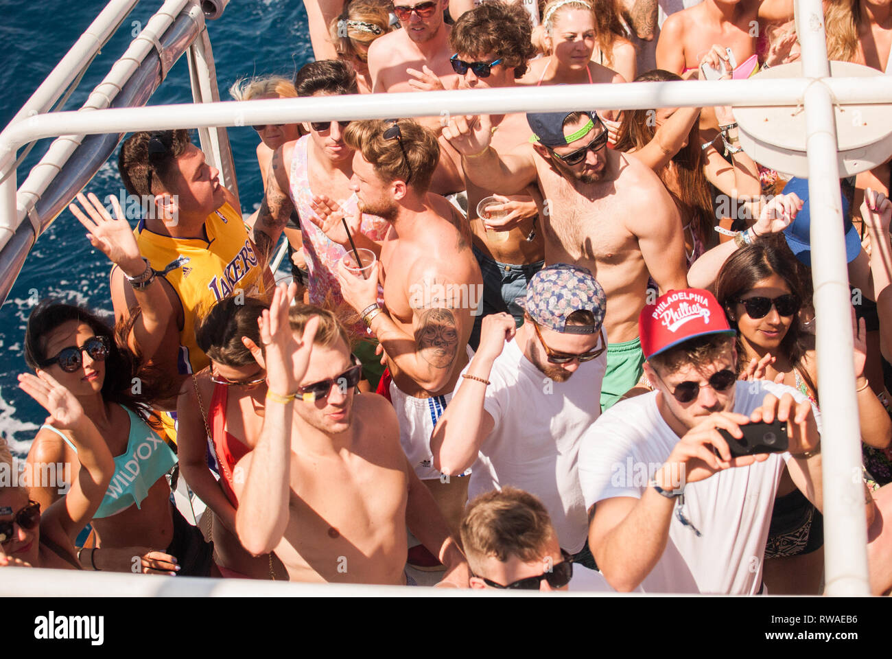 Junge Menschen mit einem Boot auf dem Meer während einer hellen und sonnigen Tag an der Hideout Festival, Kroatien Stockfoto