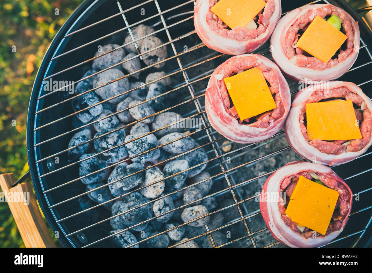 Die hausgemachte Bier kann Bacon Burger am Grill zubereitet. Vorbereitung gefüllte Pastetchen, in Speck umwickelt und Grillen auf indirekte Hitze in der Natur an der Bac Stockfoto