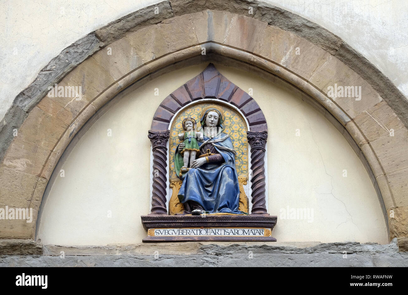 Madonna und Kind von Giovanni Della Robbia auf dem Portal von San Barnaba Kirche in Florenz, Italien Stockfoto