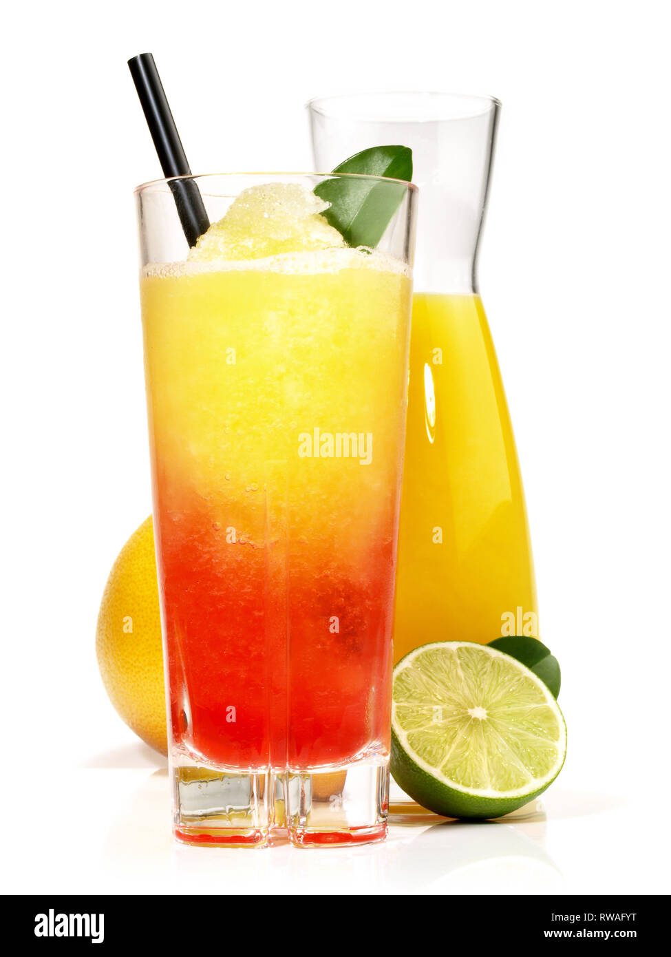 Gefrorene Campari Orange Cocktail auf weißem Hintergrund Stockfoto