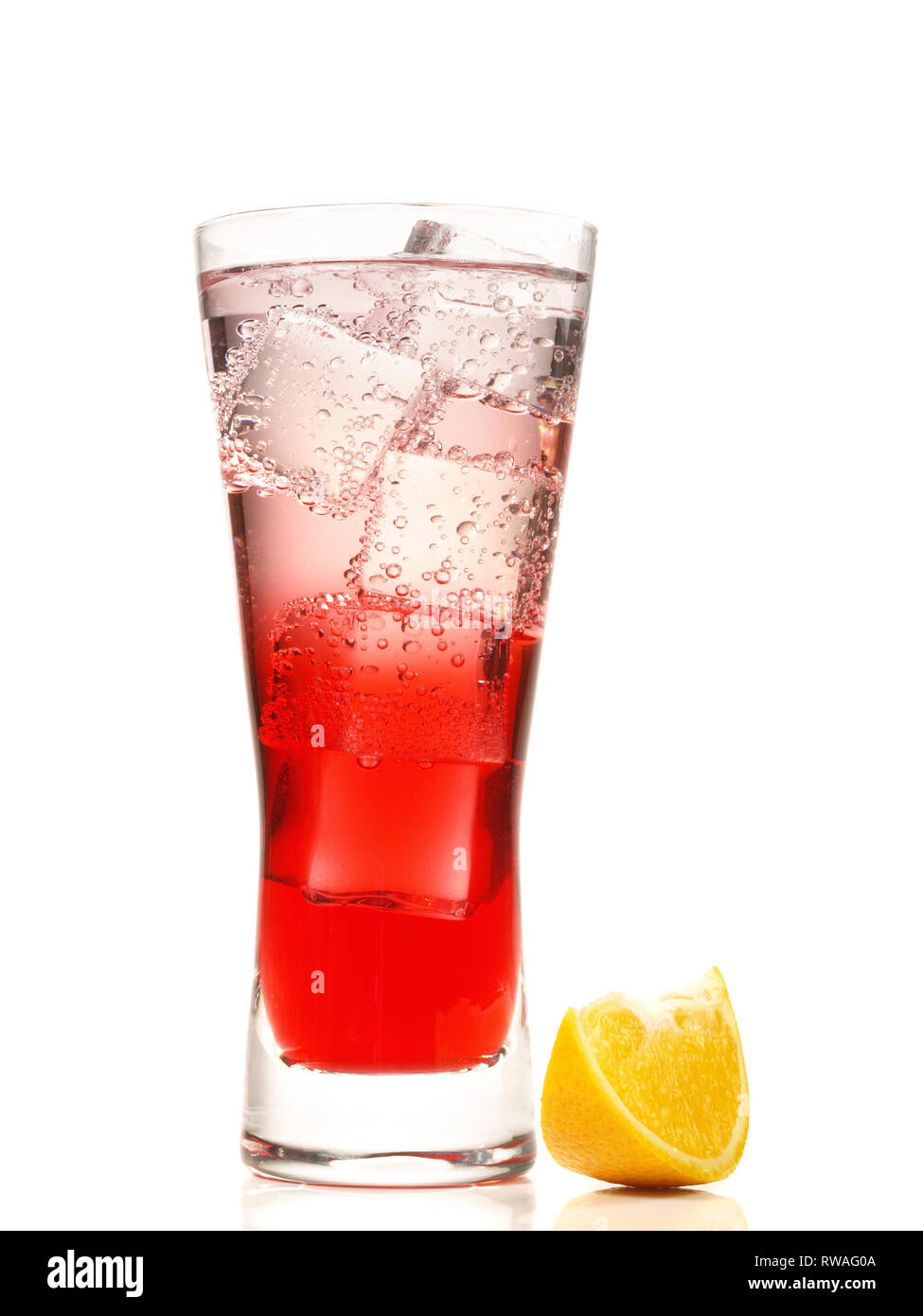 Negroni Cocktail auf weißem Hintergrund Stockfoto