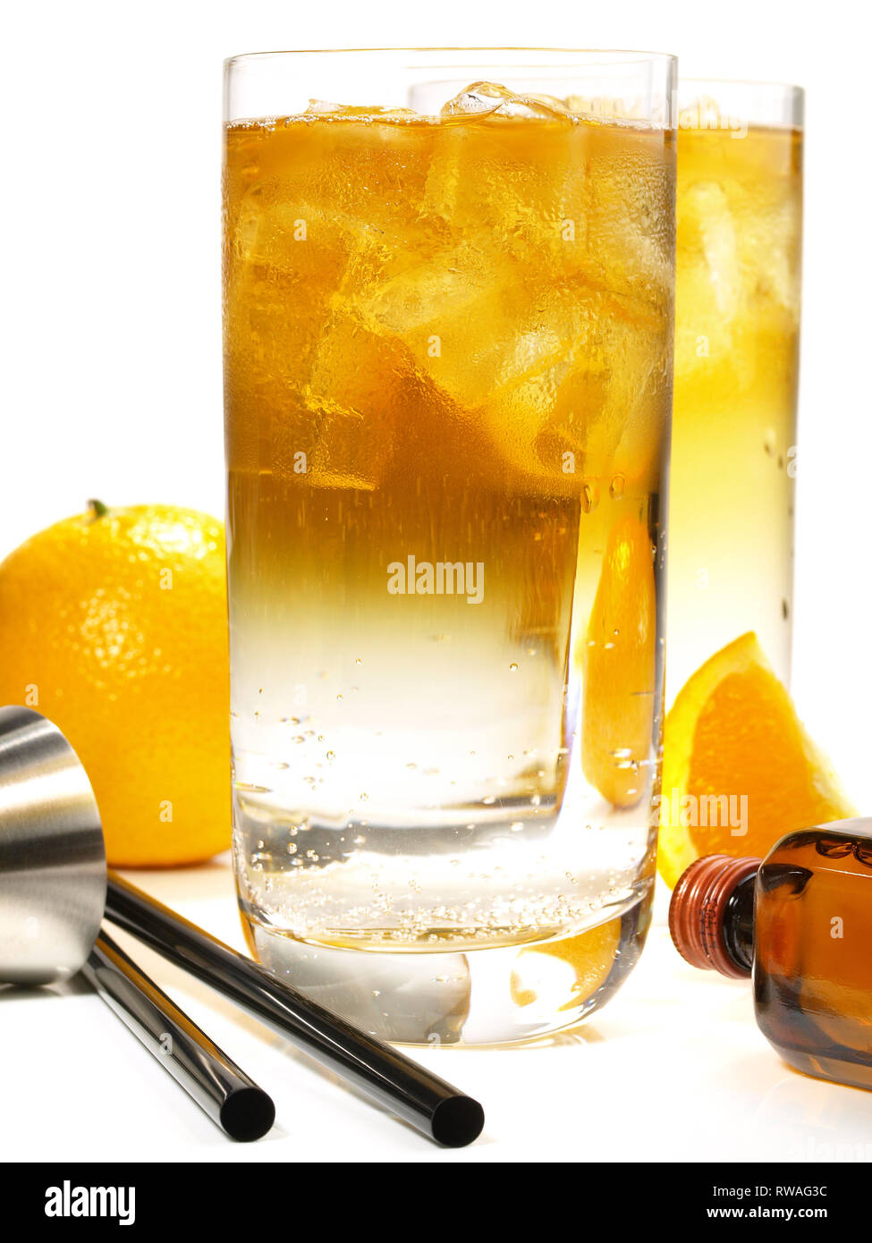 Cognac Cocktail auf weißem Hintergrund Stockfoto