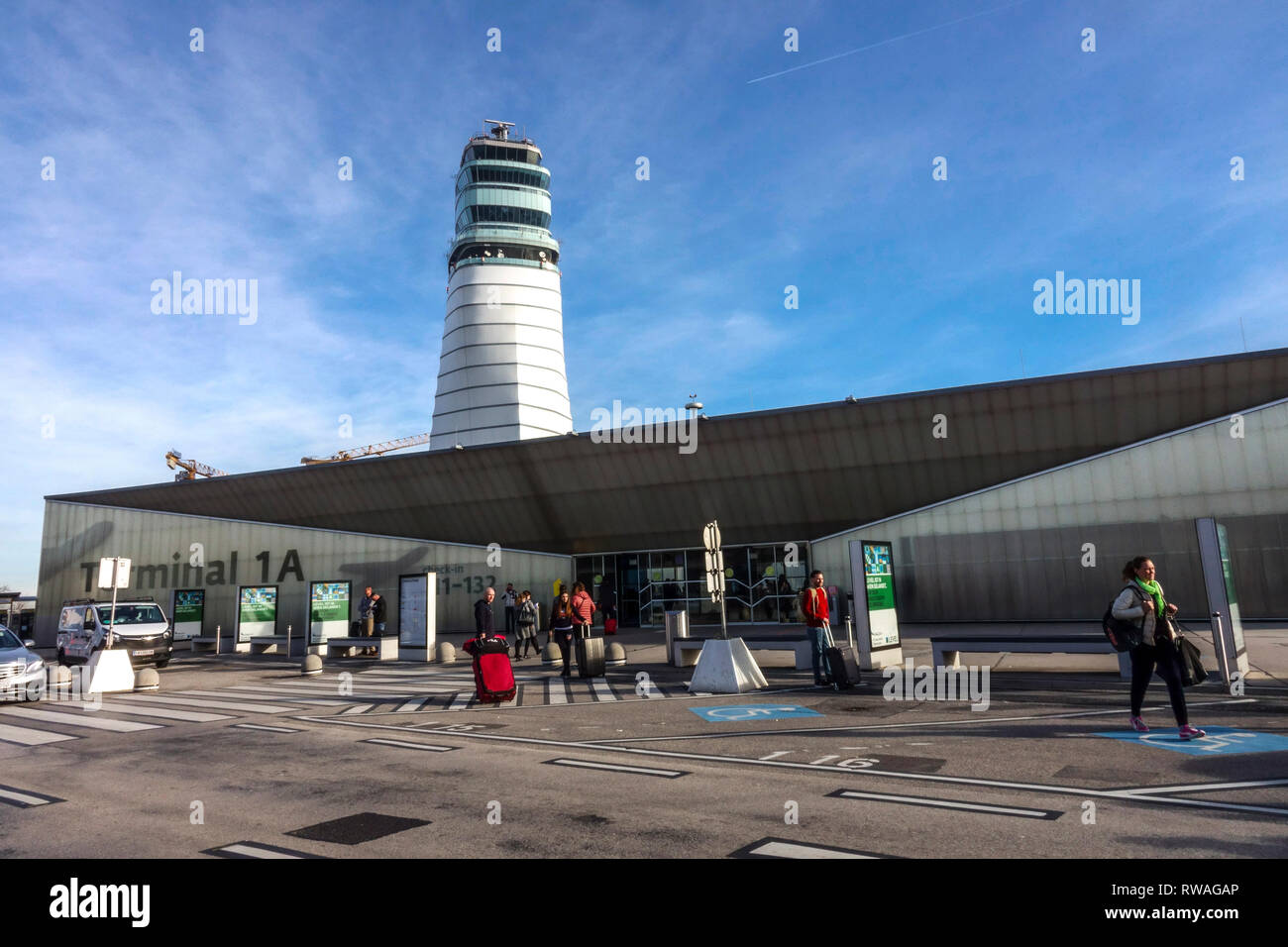 Flughafen Wien, Menschen vor Terminal 1, Flugsicherungsturm, Österreich Stockfoto