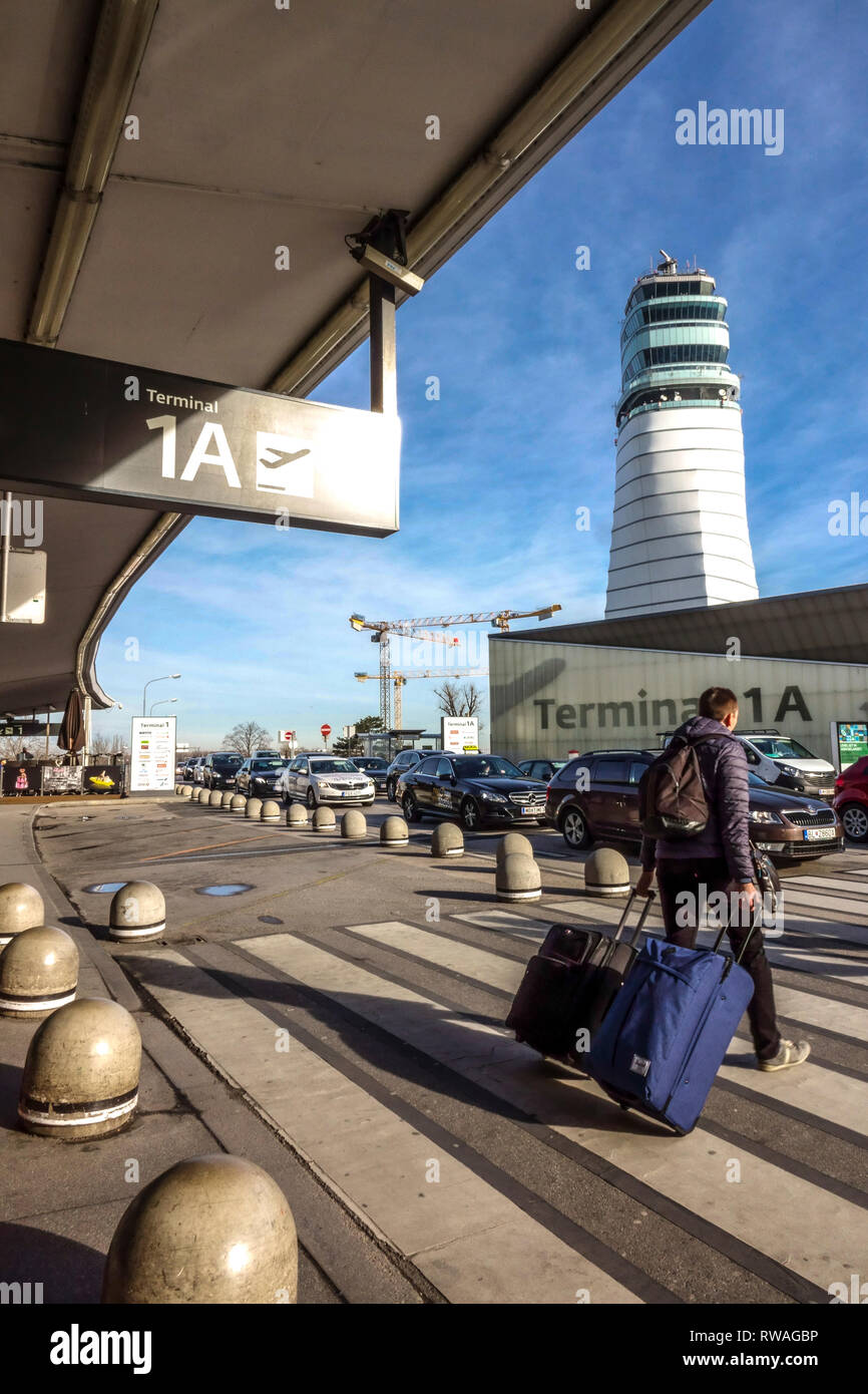 Flughafen Wien, Passagier mit Gepäck vor Terminal 1, Kontrollturm, Österreich Flugsicherungsturm Wien Stockfoto