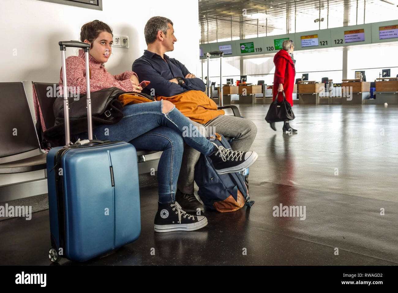 Menschen in Terminal 1 warten vor dem Abflug, Flughafen Wien, Österreich Stockfoto