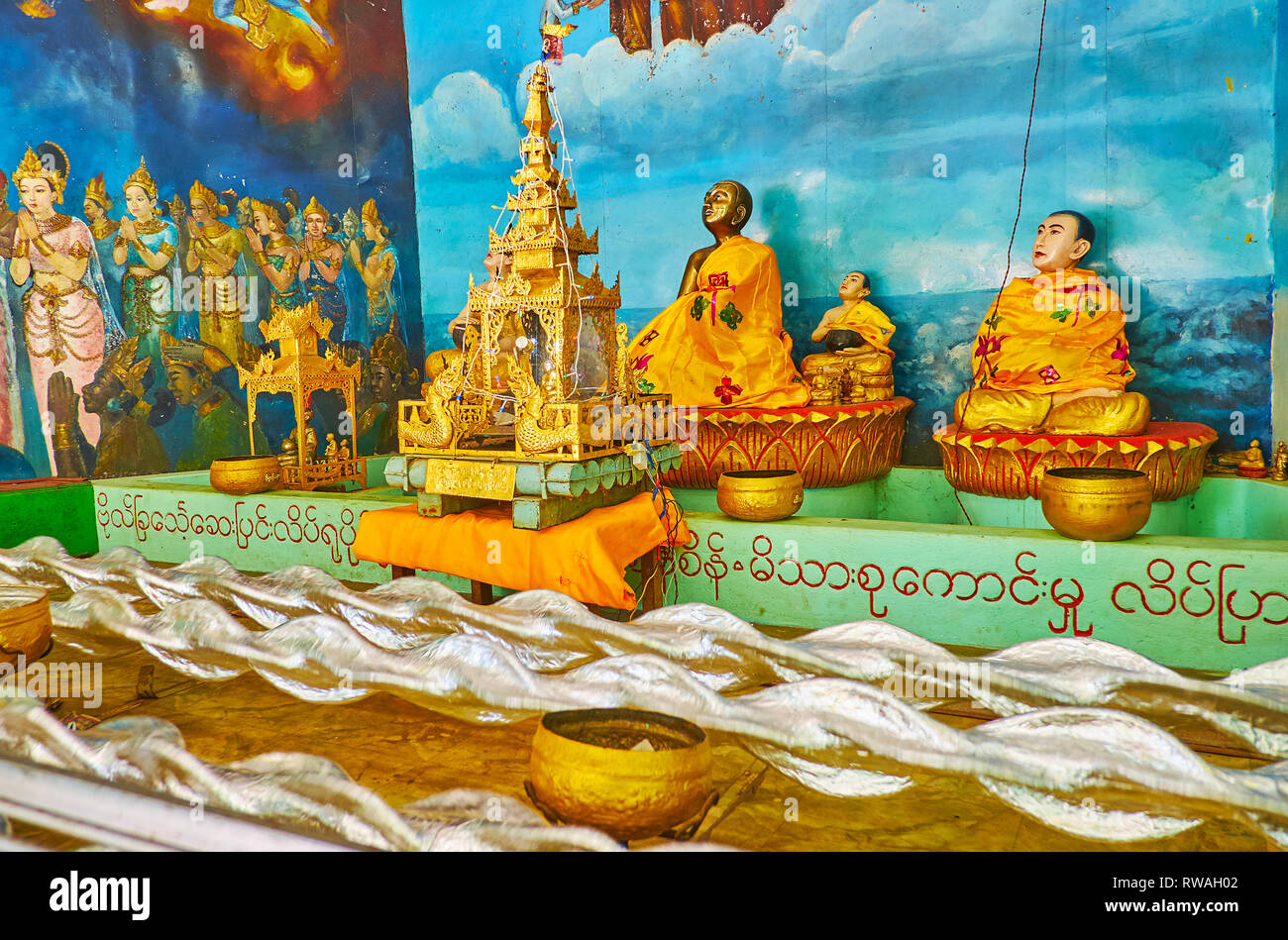 BAGO, MYANMAR - Februar 15, 2018: Die szenische Installation in Shwemawdaw Pagode Pavillon - Die stürmische Gewässer vor Buddha Bilder, am 15. Februar Stockfoto