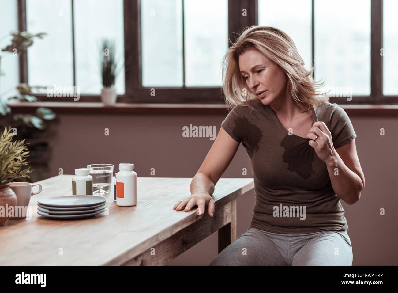 Blonde betonte Frau schwitzen und in Wet t-shirt Stockfoto