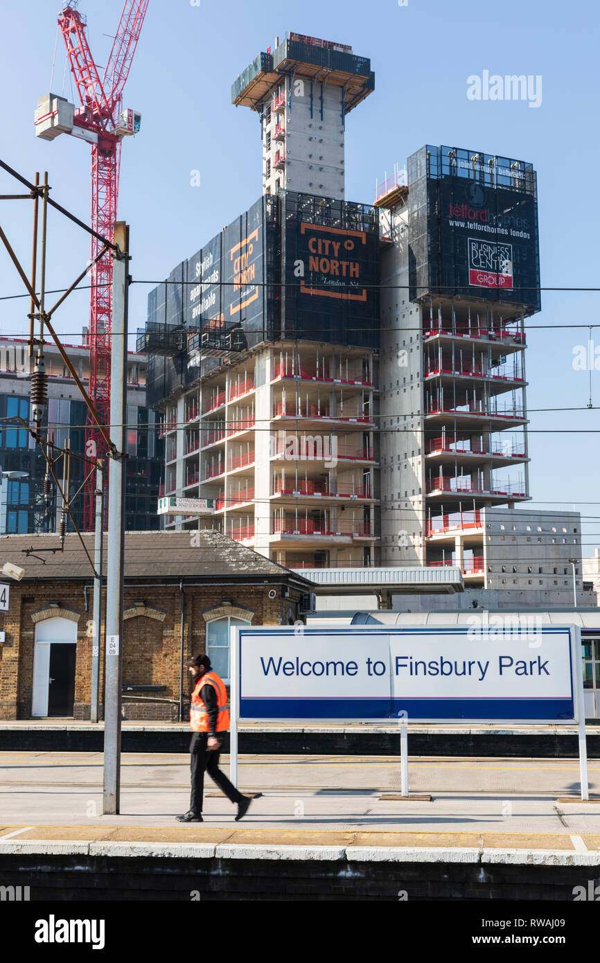 Blick auf die Stadt Norden Entwicklung im Bau in Finsbury Park, London, UK. Stockfoto