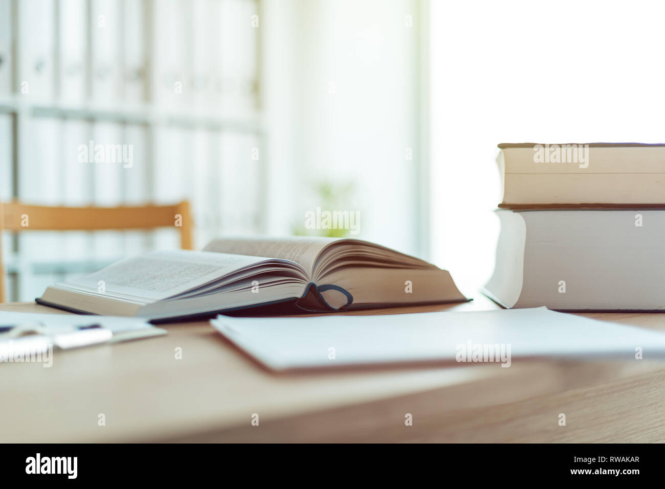 Offenes Buch auf dem Schreibtisch in Anwaltskanzlei Büro, selektiven Fokus Stockfoto