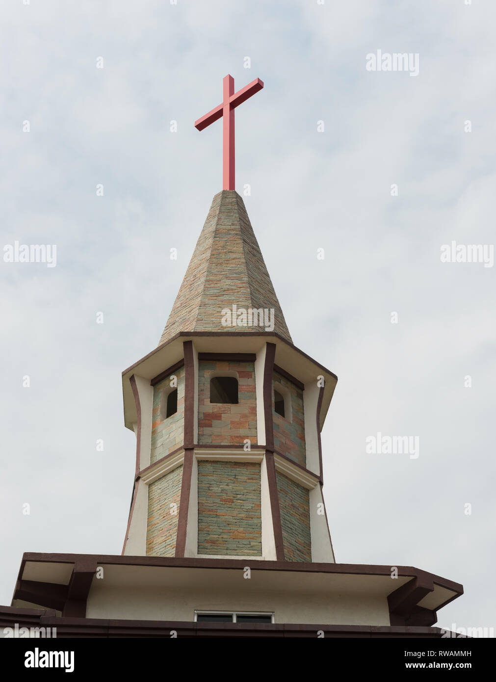 Ein rotes Kreuz auf einem Kirche - Blick nach oben Stockfoto