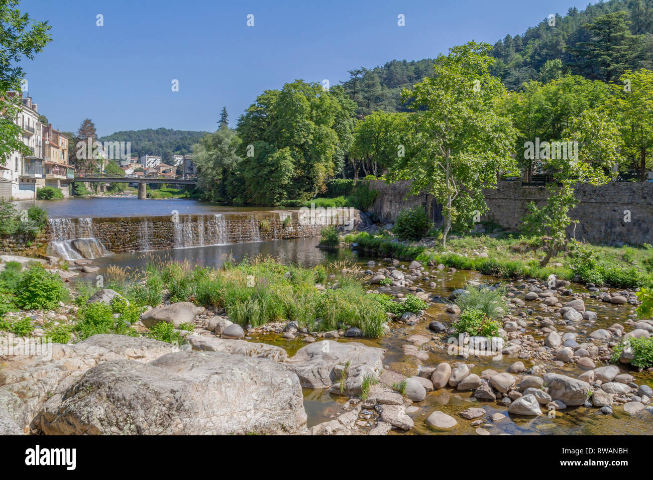 Landschaft rund um Vals-les-Bains, Gemeinde im Département Ardèche Abteilung an der Volane Fluss in Südfrankreich Stockfoto