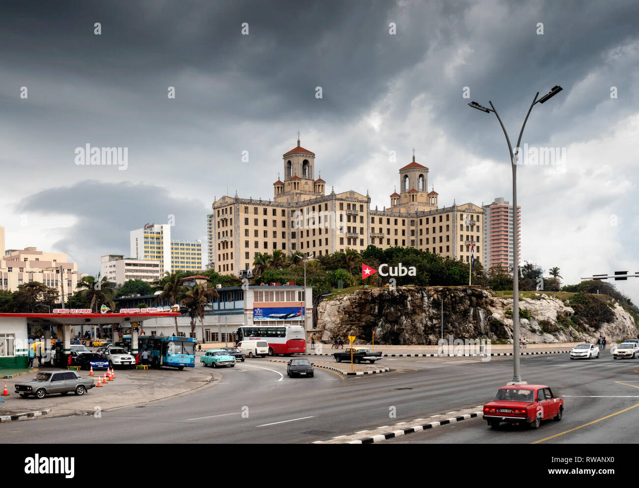Hotel Nacional de Cuba mit Blick auf El Malecon, Havanna Bucht (Bahia de la Habana), im Zentrum von Havanna, der Hauptstadt von Kuba Stockfoto