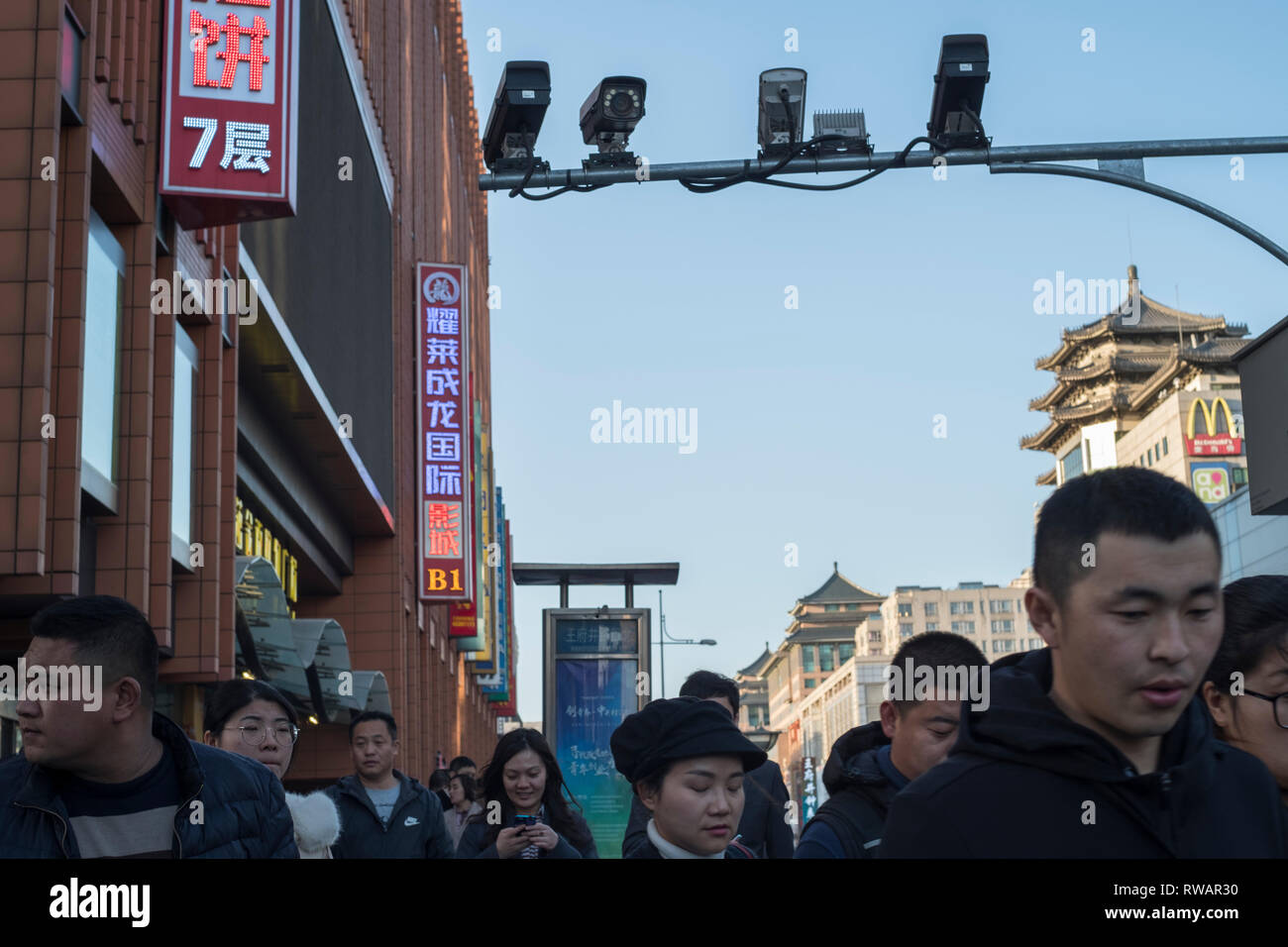 Fußgänger unter CCTV-Kameras in der Wangfujing Straße in Peking, China. 05-März-2019 Stockfoto
