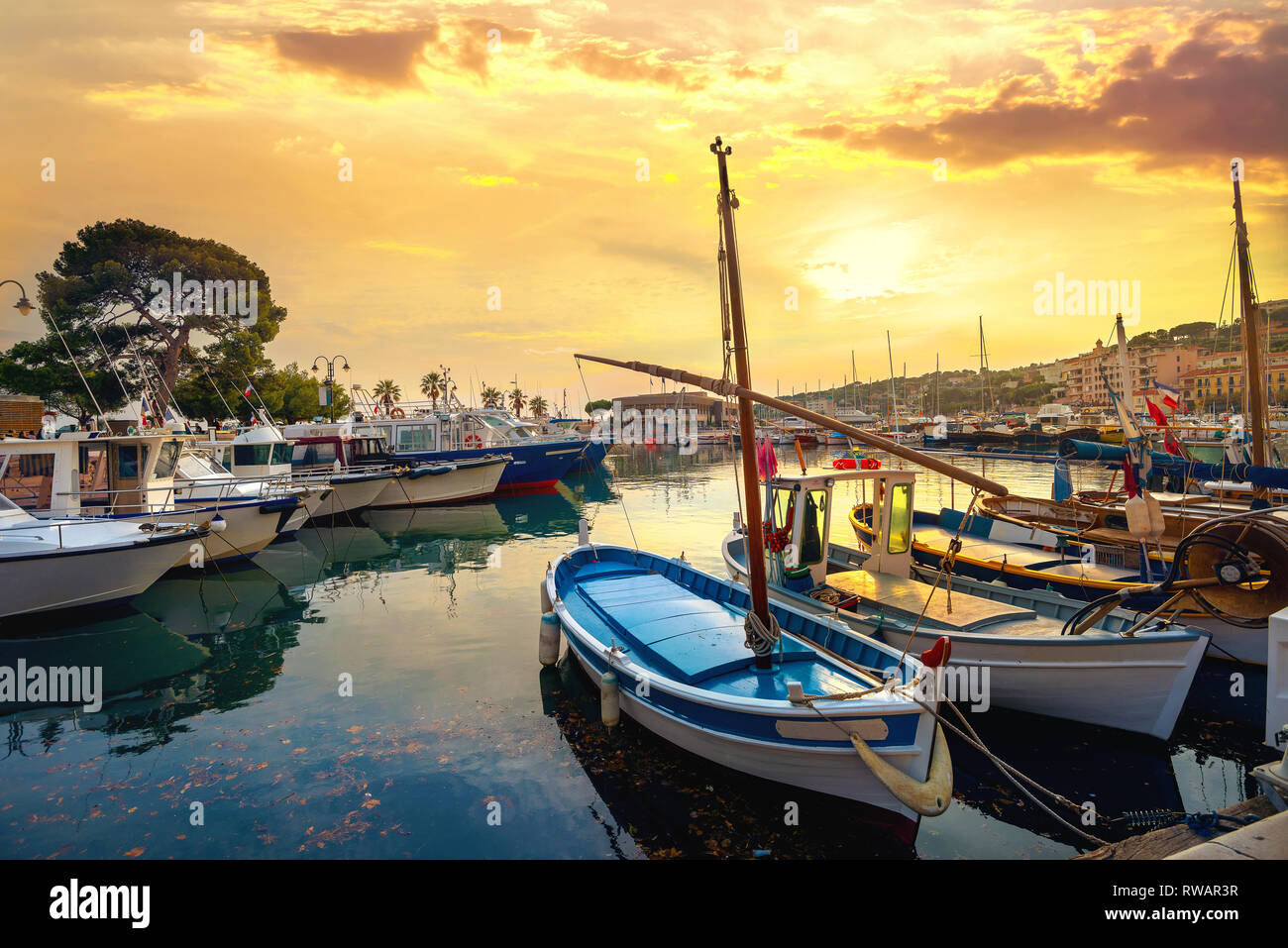 Wharf mit Fischerbooten im Hafen von Cassis bei Sonnenuntergang. Frankreich, Provence Stockfoto