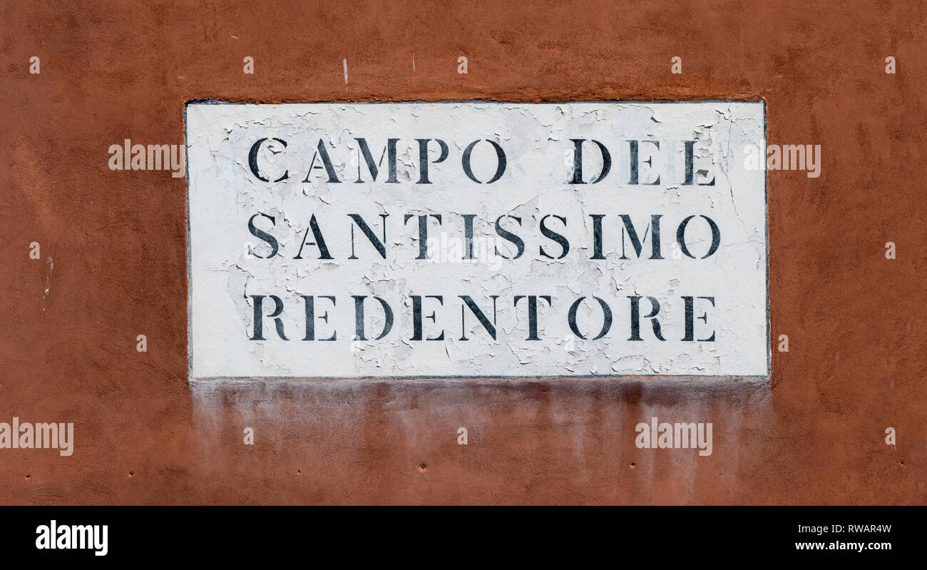 Straßenschild für eine Campo, an der Wand in Venedig lackiert Stockfoto