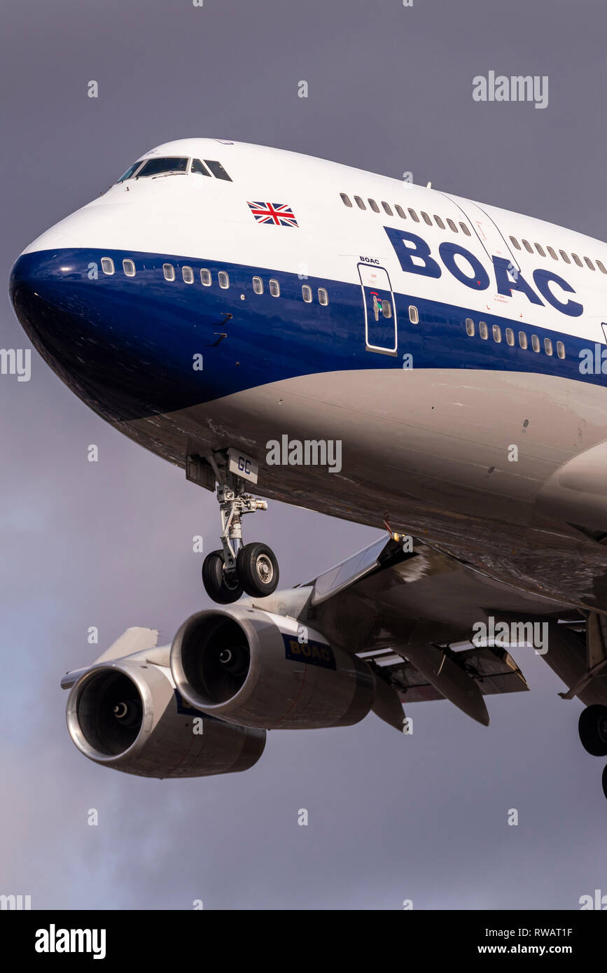 British Airways Boeing 747 Jumbo Jet G-BYGC Landung in London Heathrow bei stürmischem Wetter, in retro boac Farben für die 100-Jahrfeier der BA lackiert Stockfoto