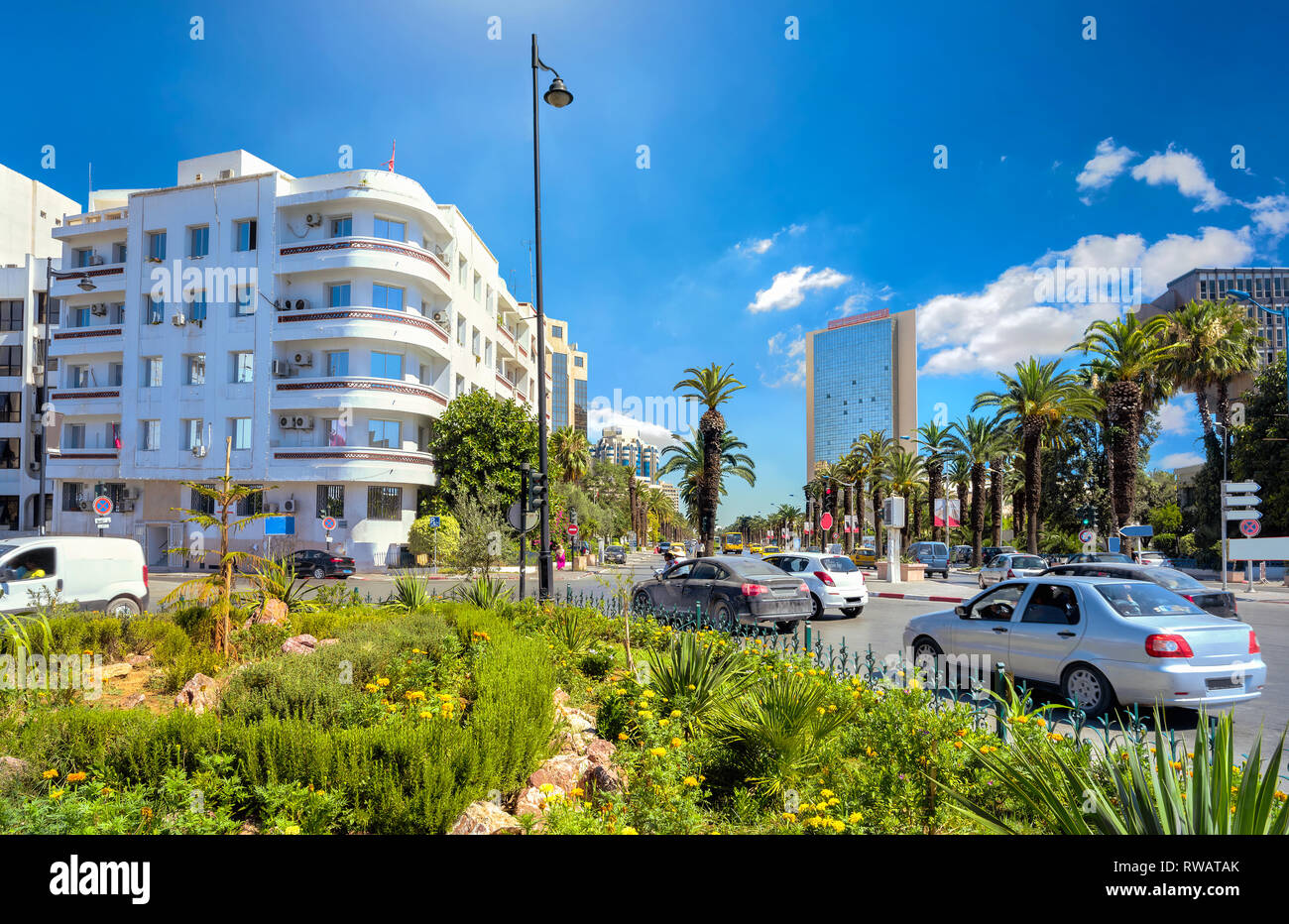Stadtbild mit Straßenverkehr und Avenue Habib Bourguiba mit modernen Gebäuden. Tunis, Tunesien, Nordafrika Stockfoto