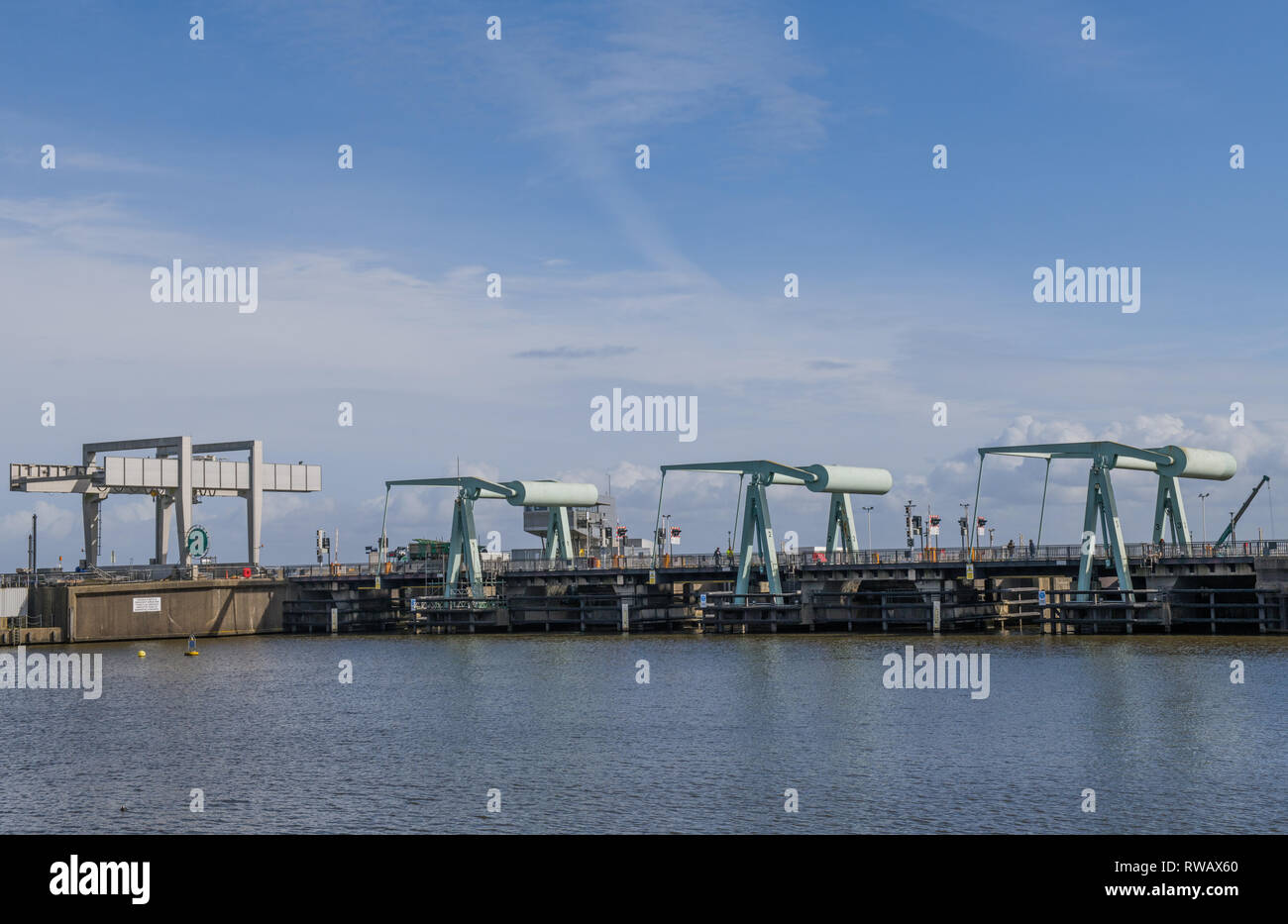 Cardiff Bay Barrage Cardiff South Wales, zeigt die Klappbrücken - Die exits/Einträge zum und vom Süßwassersee in Cardiff Bay Stockfoto