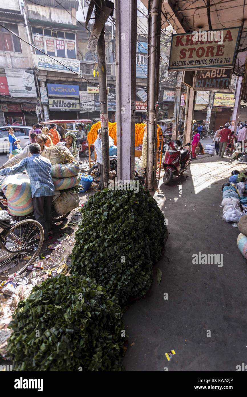 Neu-delhi, Indien, Leben auf der Straße mit lächelnden Menschen, authentische Geschäfte und Waren Stockfoto