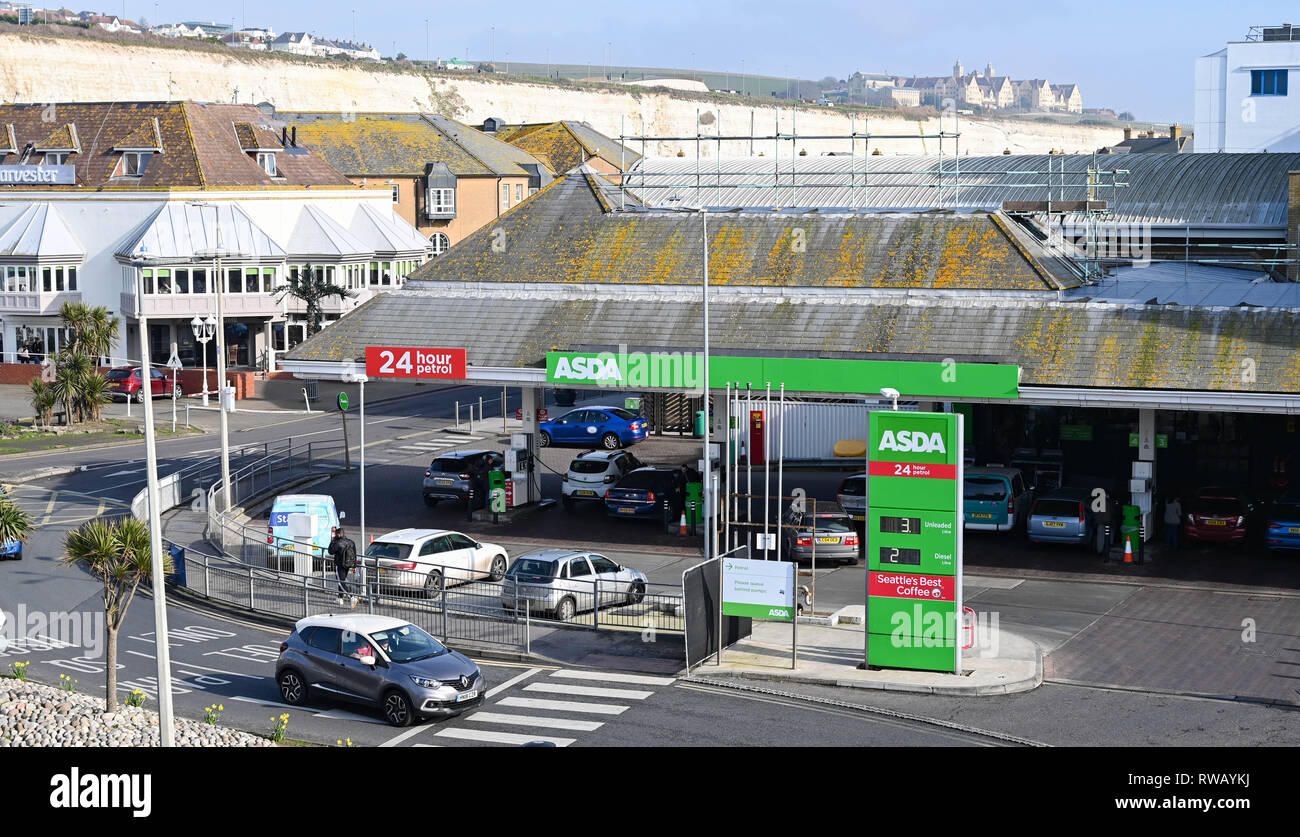 ASDA Supermarkt Tankstelle Garage in Brighton Marina Stockfoto