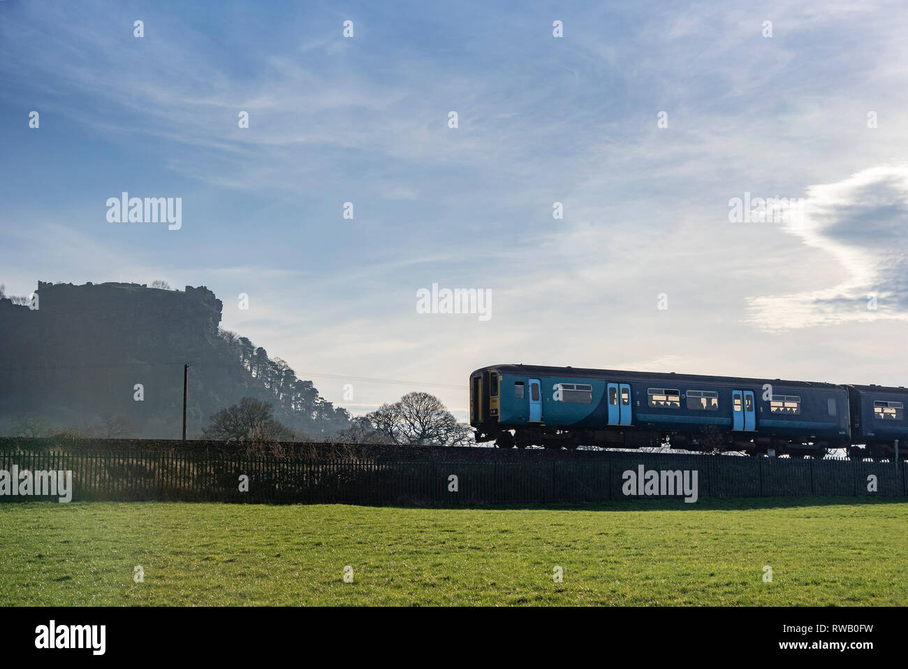 Arriva Zug passiert Beeston Castle in der Nähe von Chester. Stockfoto