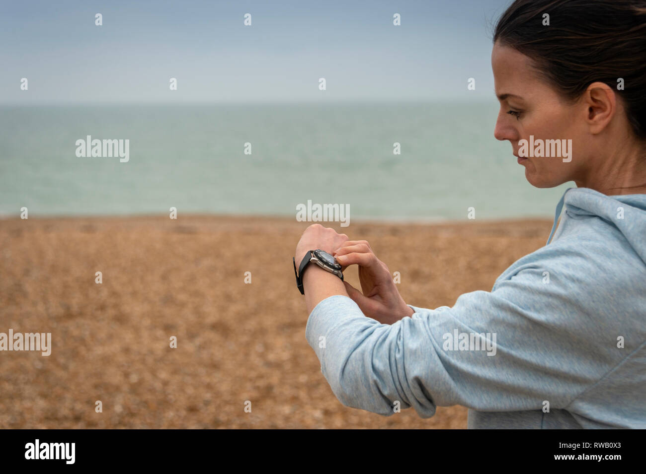 Frau runner ihre fitbit, smart Watch, Stockfoto