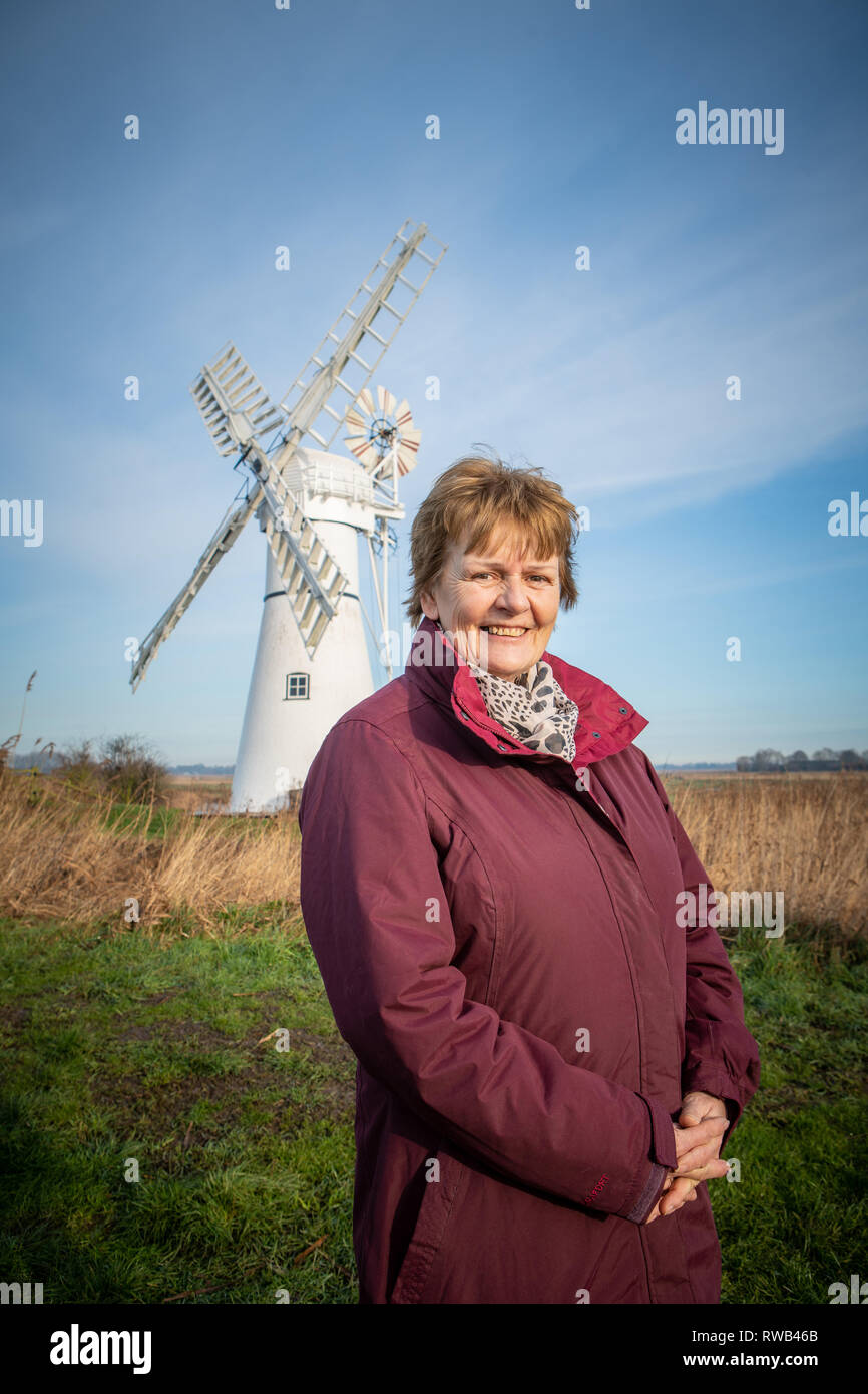 Debra Nicholson, Inhaber der Thurne Mühle, Entwässerung Pumpe, Norfolk Broads, Großbritannien Stockfoto