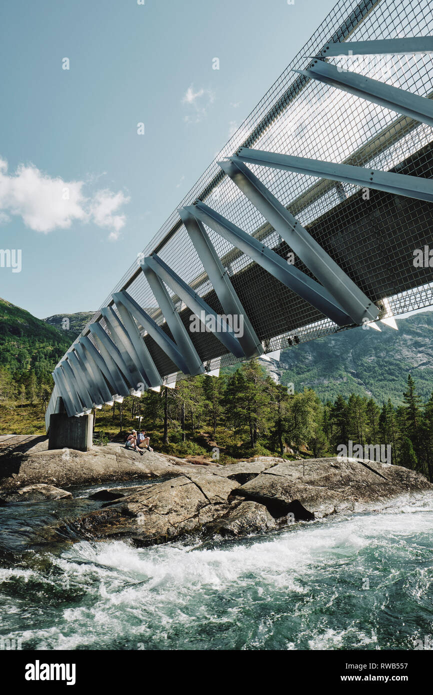Die Architekten stahl Brücke über den Likholefossen Wasserfall an der Gaula Fluss in Gaularfjellet National Scenic Route in Norwegen Stockfoto