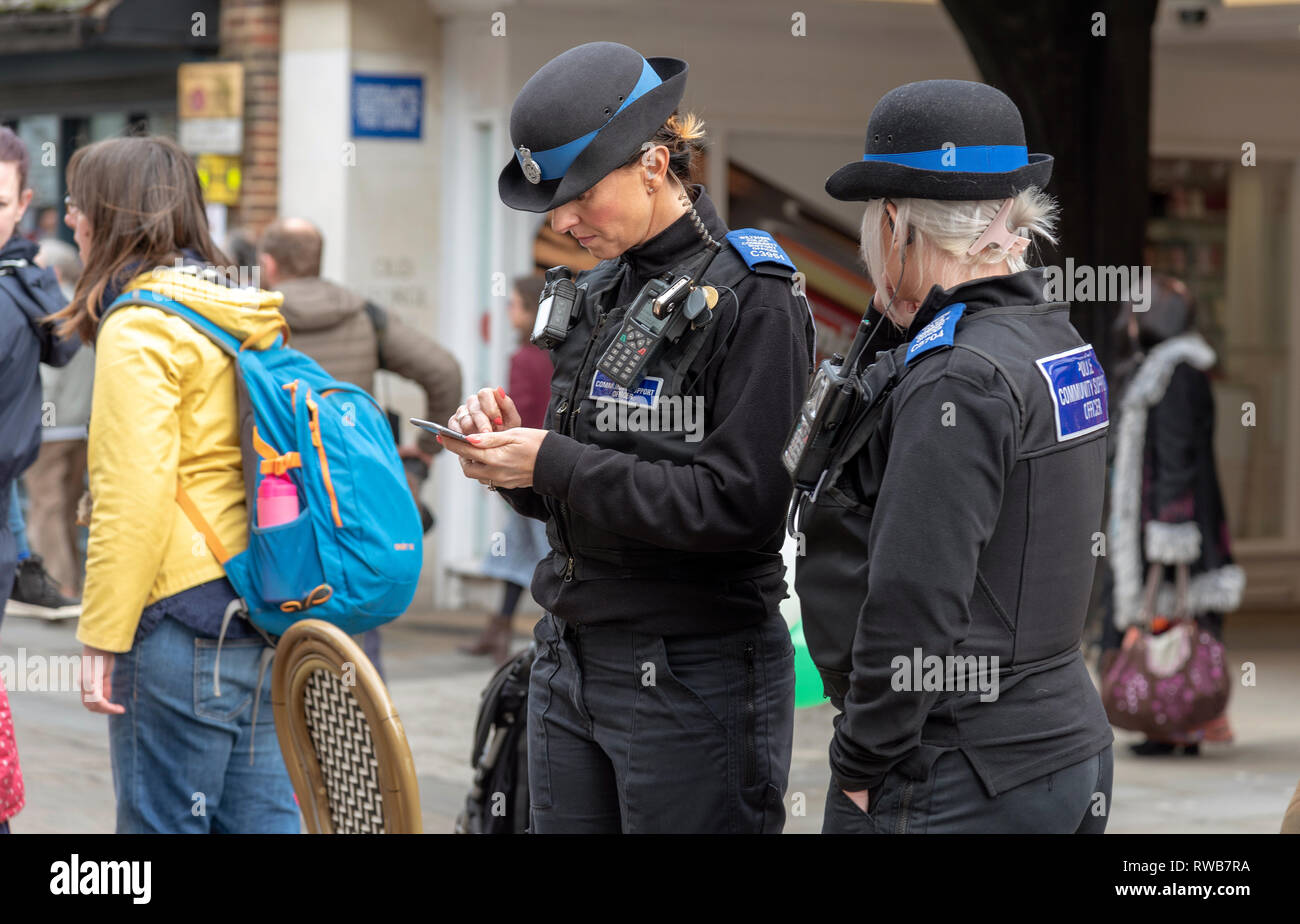 Salisbury, Wiltshire, UK, März 2019. Polizei Unterstützung der Gemeinschaft Offiziere auf Aufgabe im Stadtzentrum Stockfoto