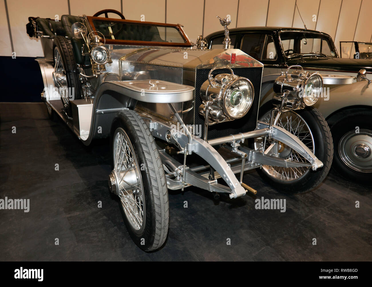 Drei Viertel der Vorderansicht eines Rolls-Royce Silver Ghost, auf Anzeige im Paddock Bereich der 2019 London Classic Car Show Stockfoto